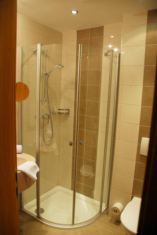Alpenhotel Badmeister Flattach Room photo